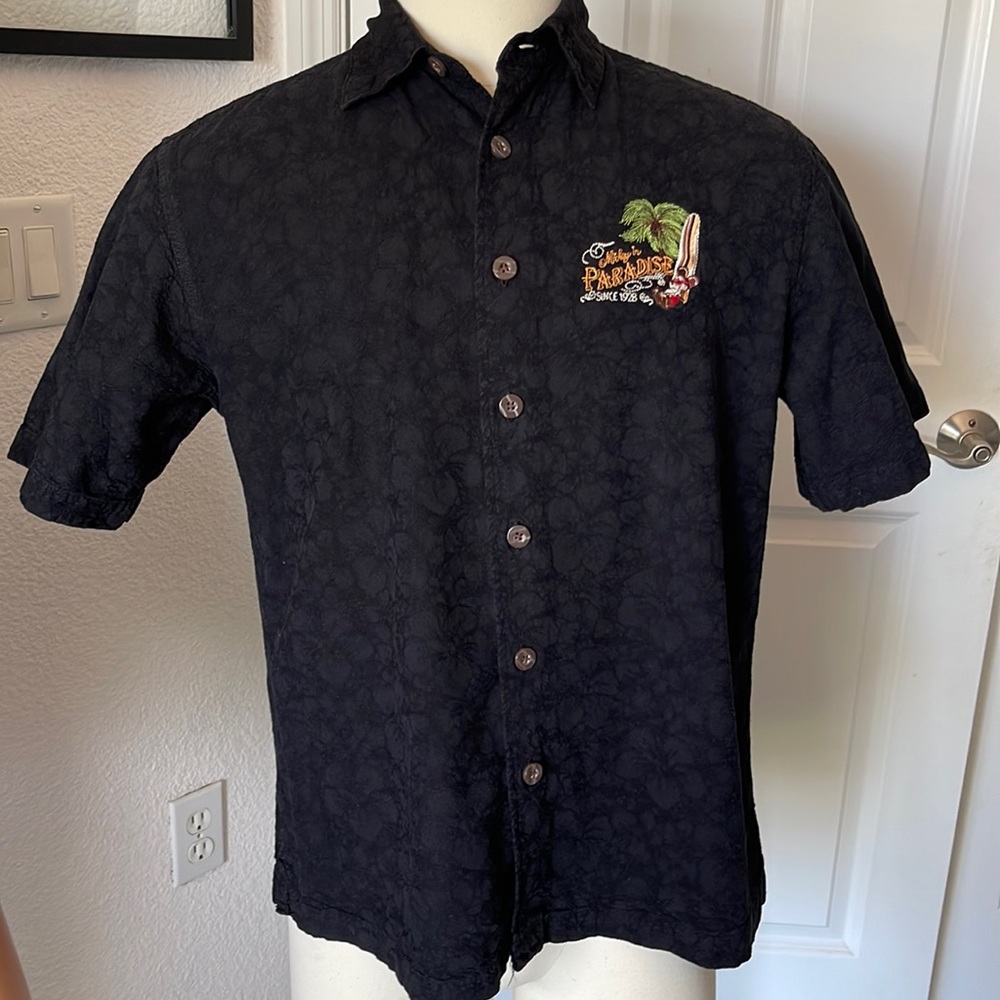 DISNEY PARKS “MICKEY IN PARADISE” EMBROIDERED SHIRT. Size M. Black. VG-EUC.